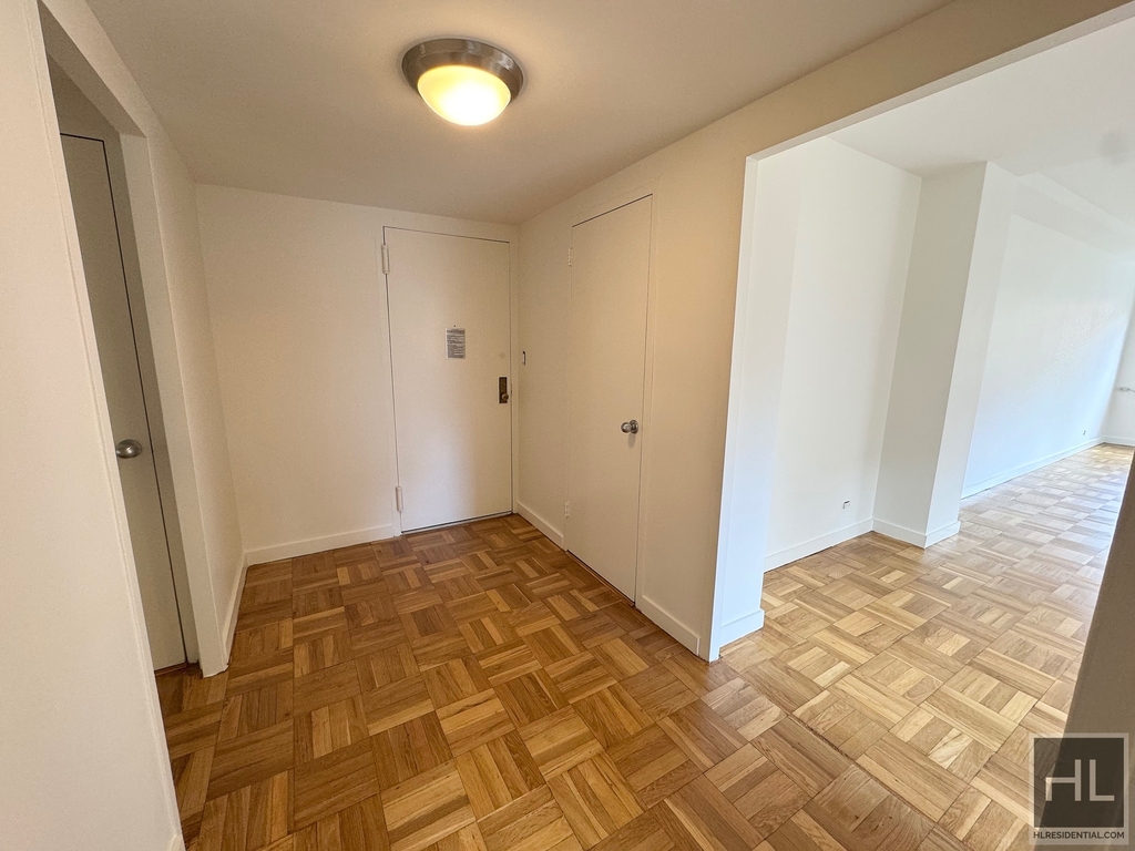 East 55 Street - Photo 6