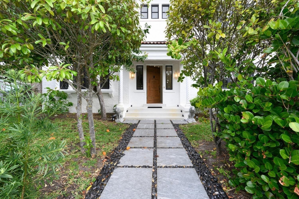 1629 S Lakeside Drive - Photo 2