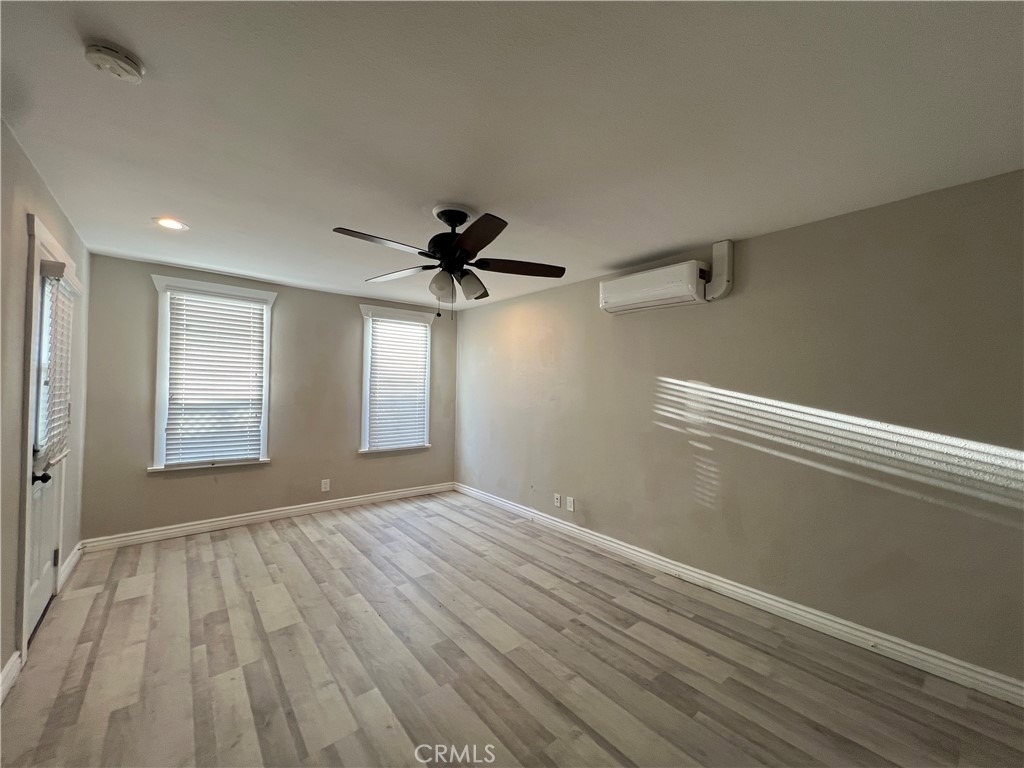 128 1/2 N Ivy - Photo 1