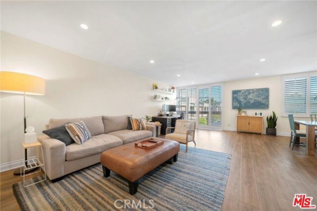5301 Balboa Boulevard - Photo 1