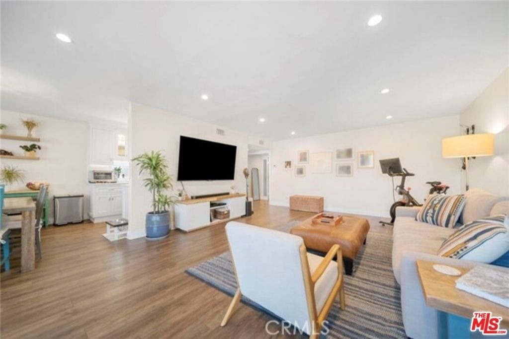 5301 Balboa Boulevard - Photo 2