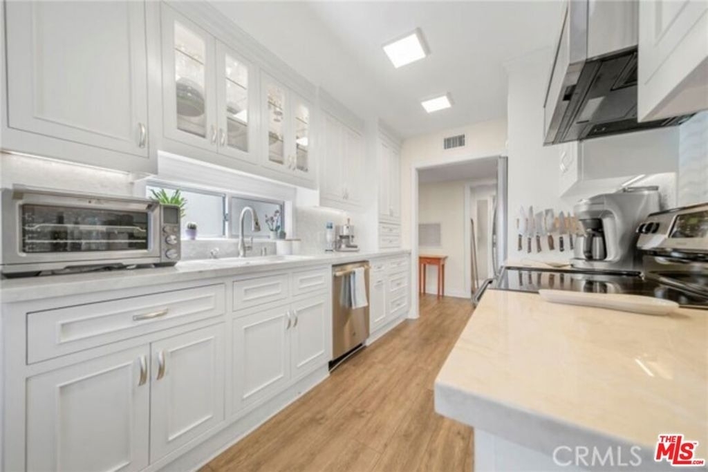 5301 Balboa Boulevard - Photo 3