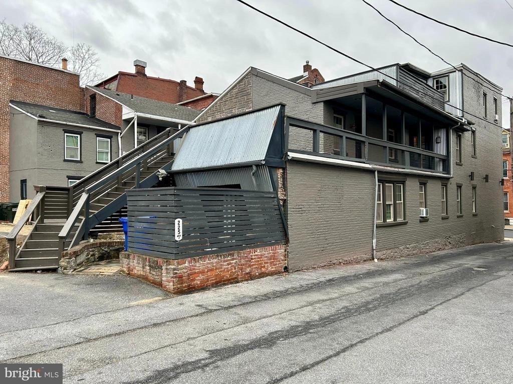 225 E King Street - Photo 1