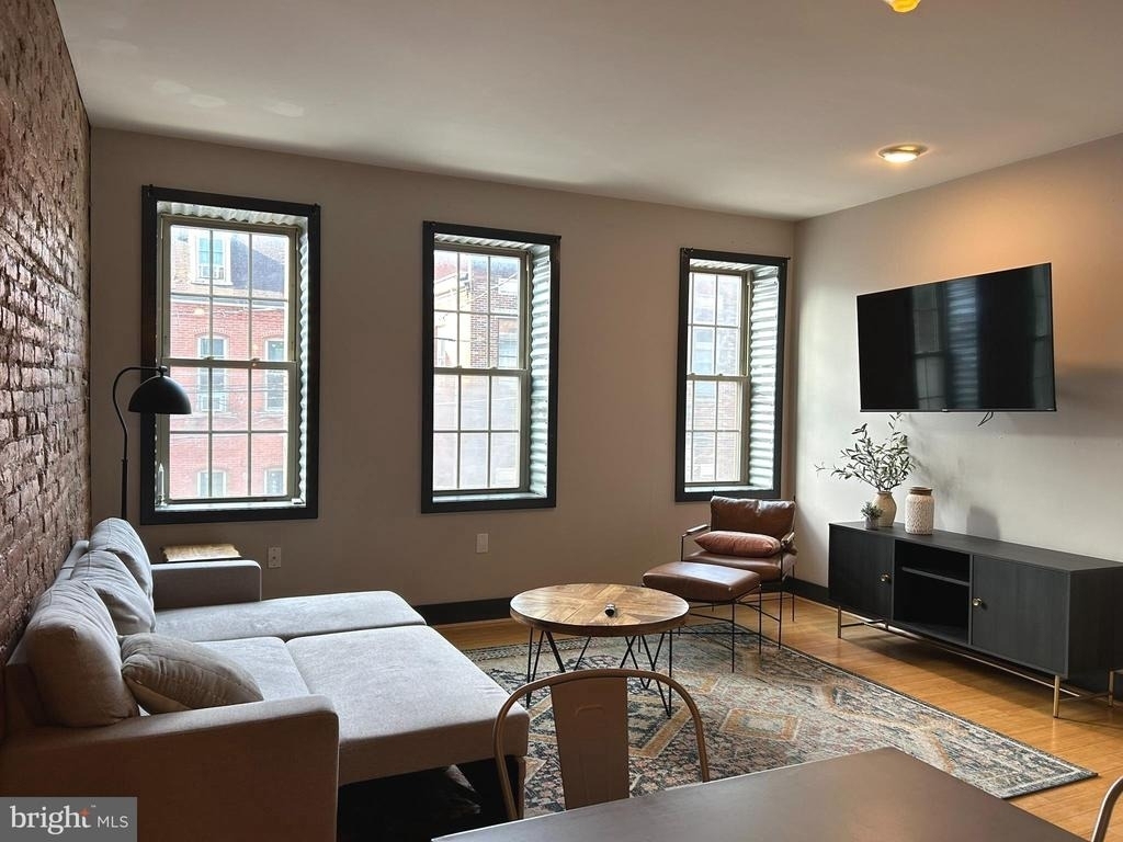 225 E King Street - Photo 0