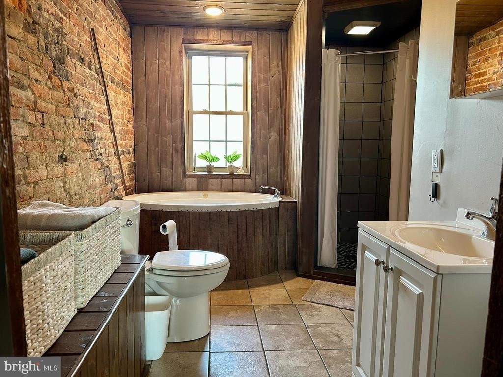 225 E King Street - Photo 6