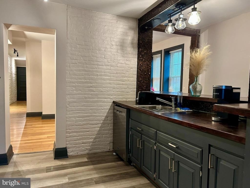 225 E King Street - Photo 2