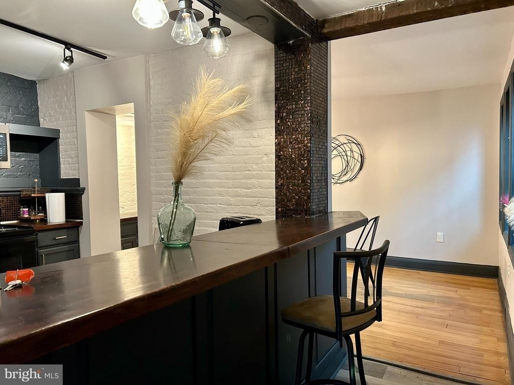 225 E King Street - Photo 3