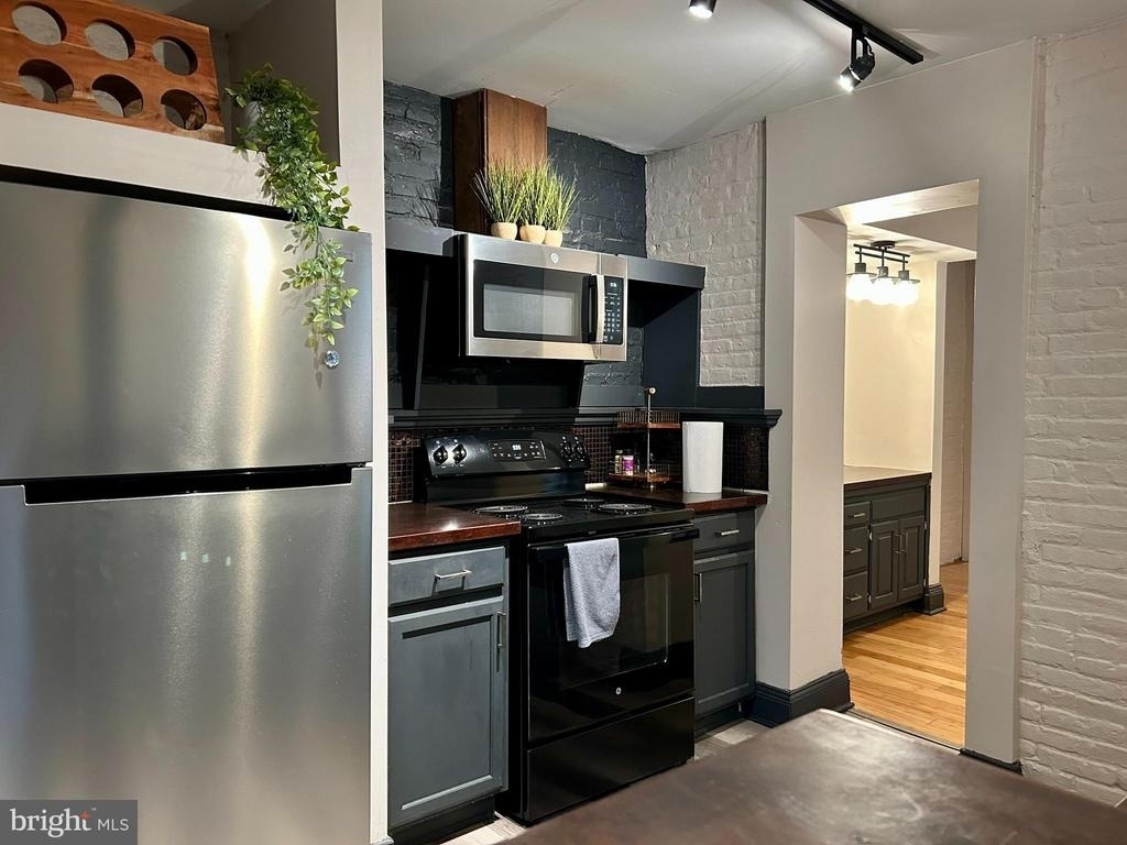 225 E King Street - Photo 1