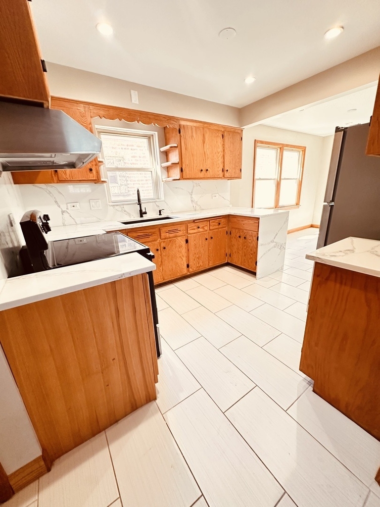 2823 W 71st Street - Photo 5