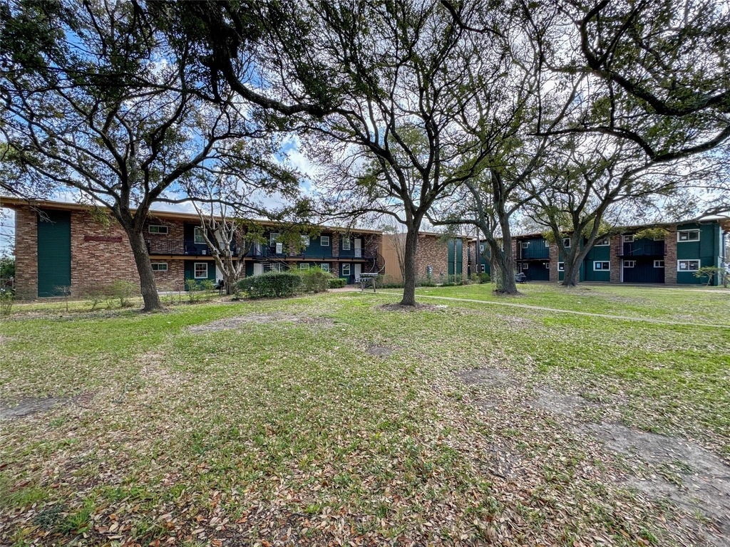 411 Avenue A - Photo 2