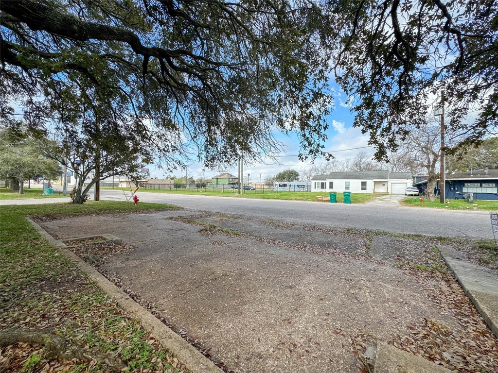 411 Avenue A - Photo 3