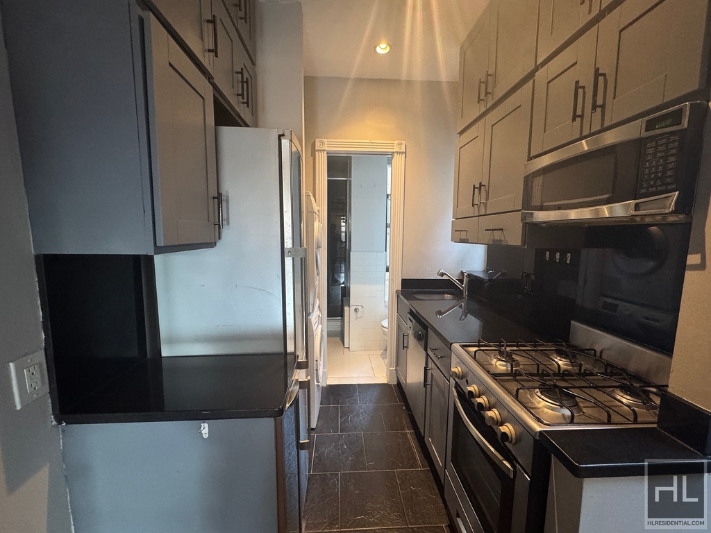 East 28 Street - Photo 6
