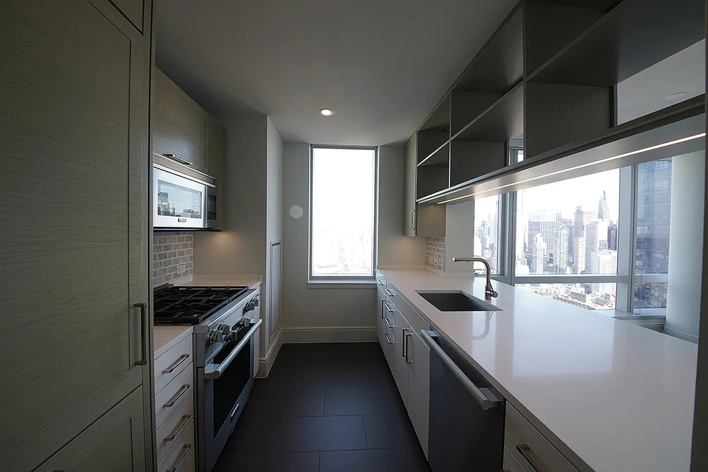  Tenth Avenue - Photo 10