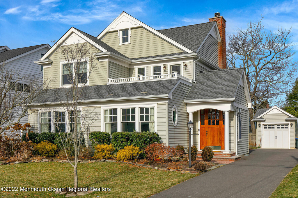 812 Claridge Drive - Photo 0