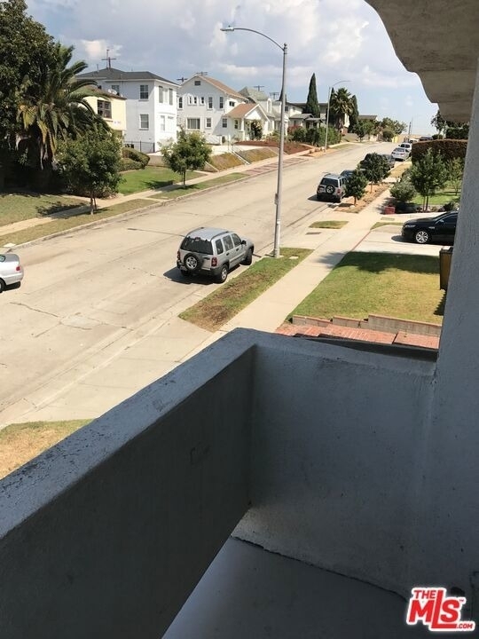 2018 S Longwood Avenue - Photo 2
