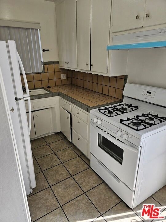 1855 S Victoria Avenue - Photo 9