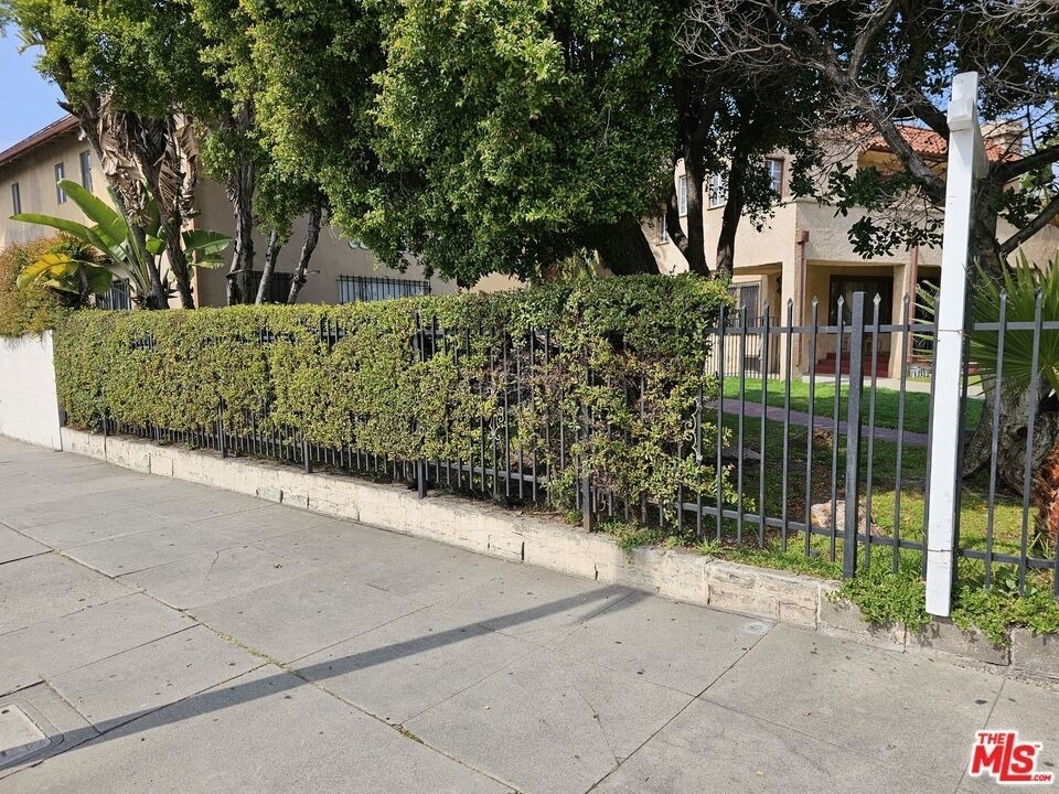1855 S Victoria Avenue - Photo 4