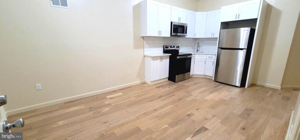 1219 W Silver Street - Photo 2