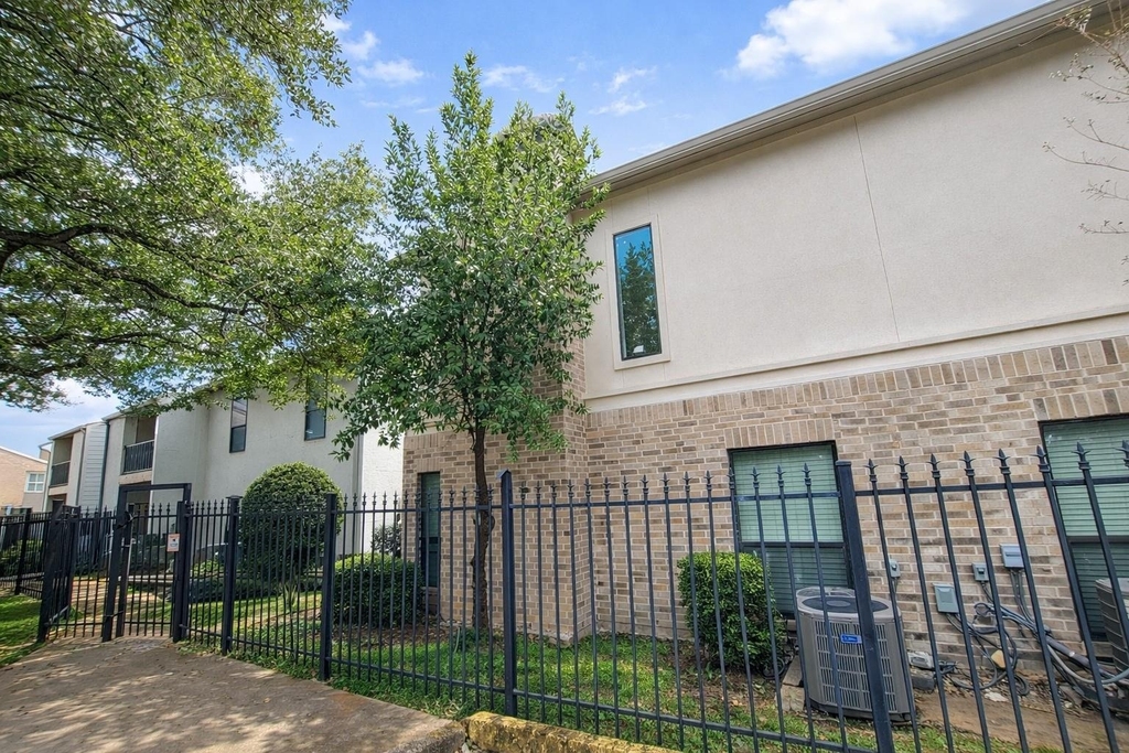 2425 Augusta Drive - Photo 14