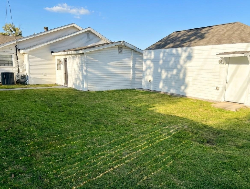 221 Hyta Street - Photo 2