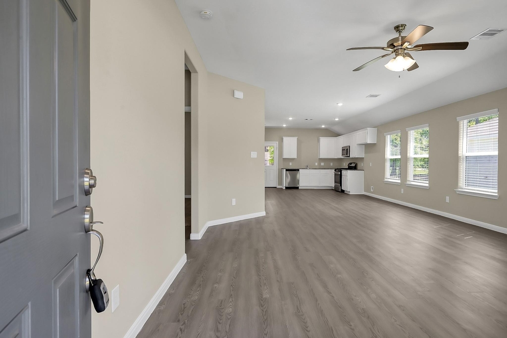 811 Jefferson Avenue - Photo 2