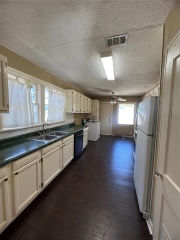 642 Robinson Place - Photo 4