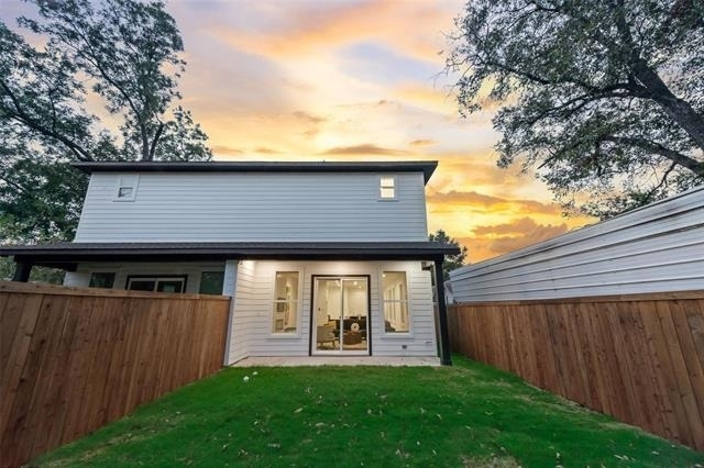 217 W Yarmouth Street - Photo 2