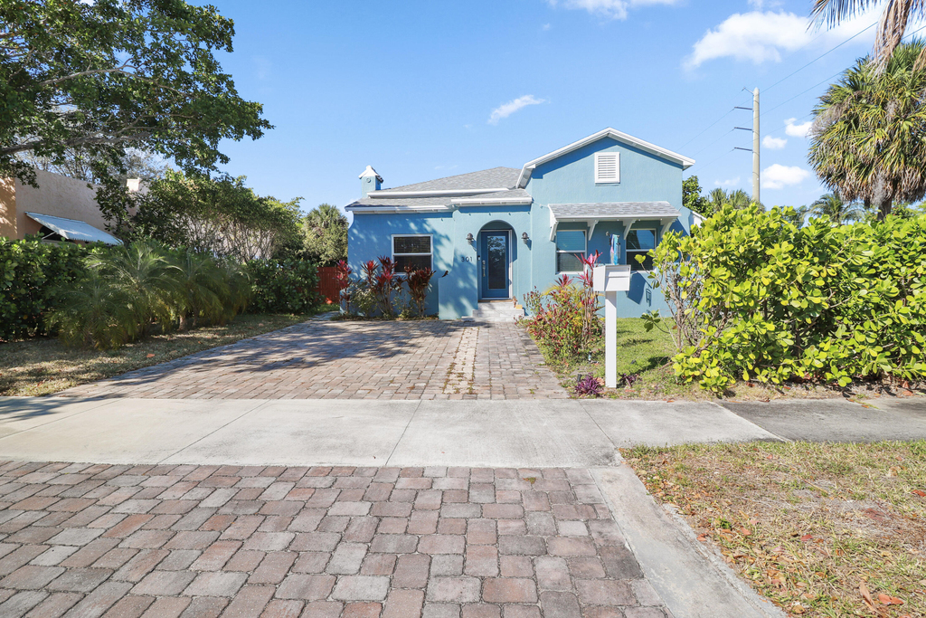 301 Hawthorne Drive - Photo 1