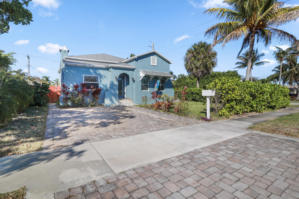 301 Hawthorne Drive - Photo 3