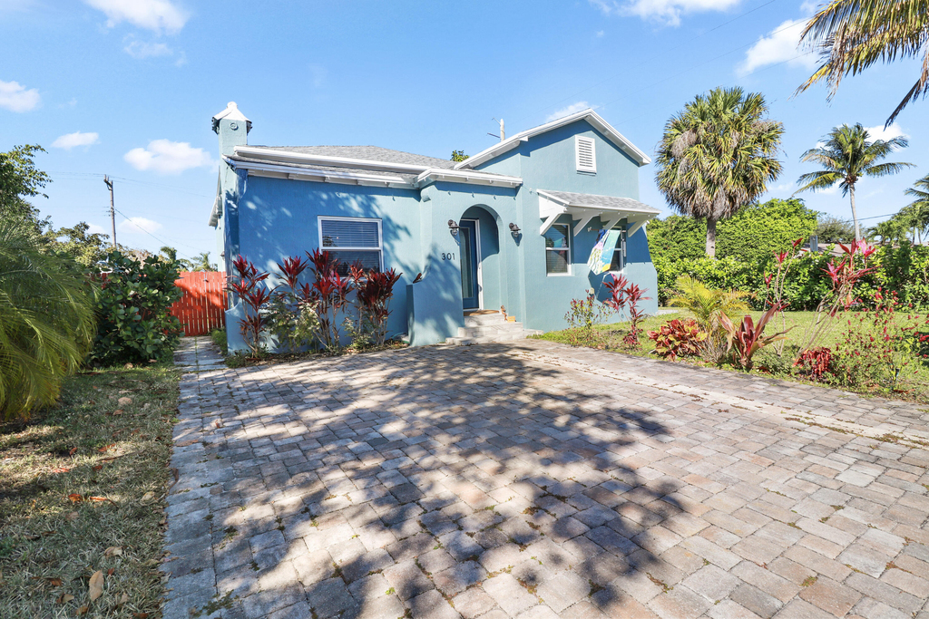 301 Hawthorne Drive - Photo 2