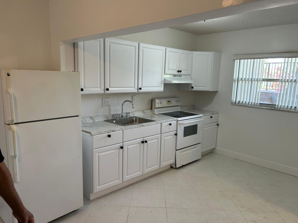 3900 Nw 76th Avenue - Photo 6