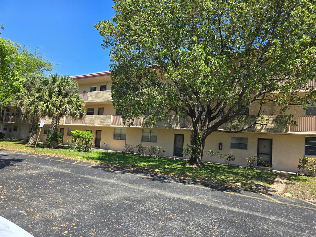 3900 Nw 76th Avenue - Photo 2
