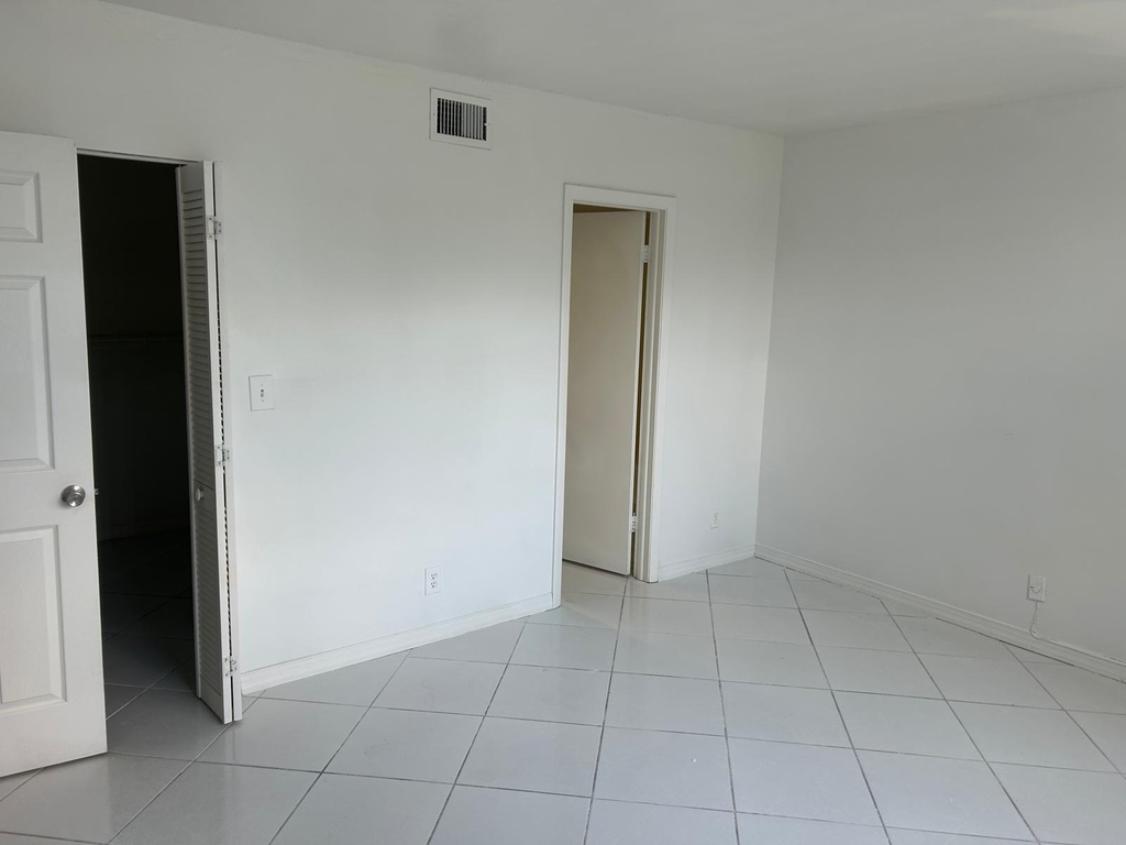 3900 Nw 76th Avenue - Photo 10