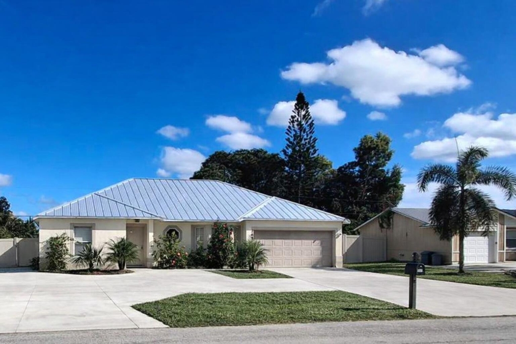 365 Nw Hibiscus Street - Photo 0