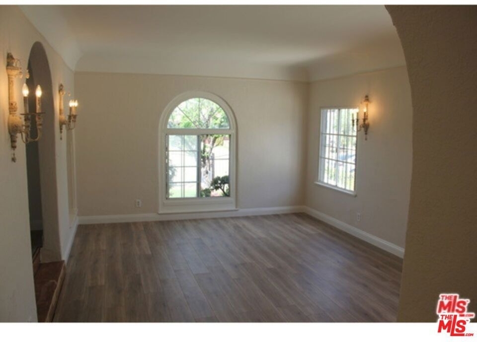 1120 S Plymouth Boulevard - Photo 3