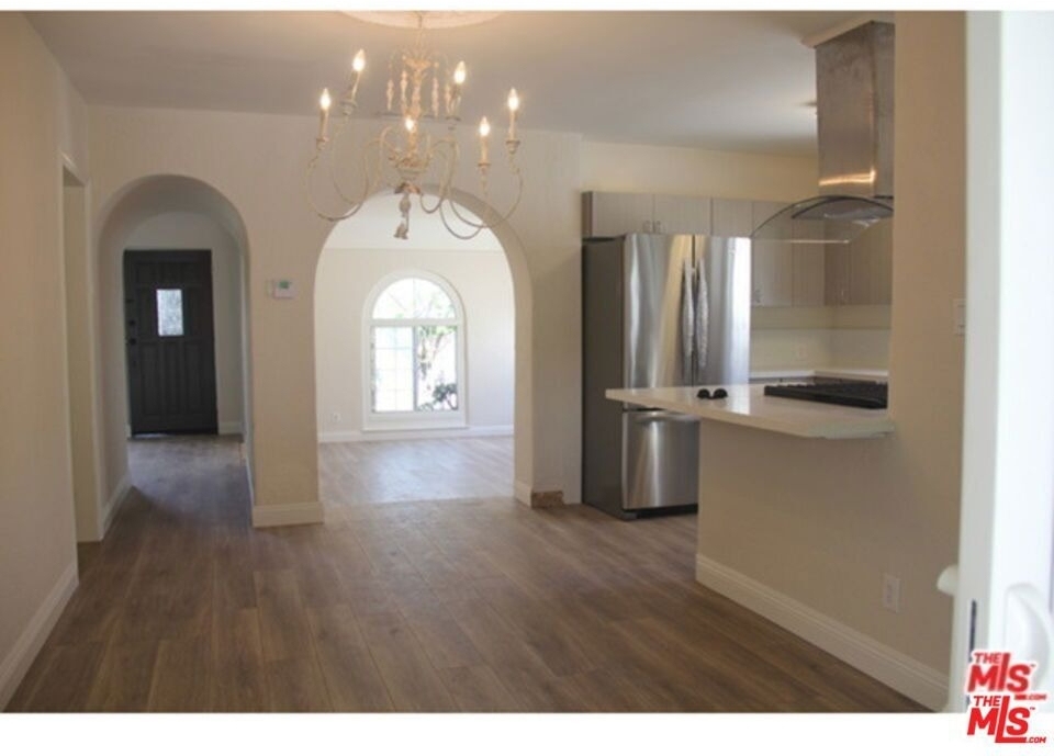 1120 S Plymouth Boulevard - Photo 1
