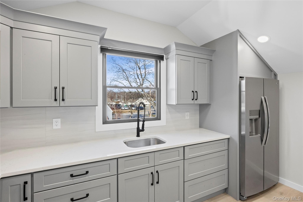 42 Lamport Avenue - Photo 0