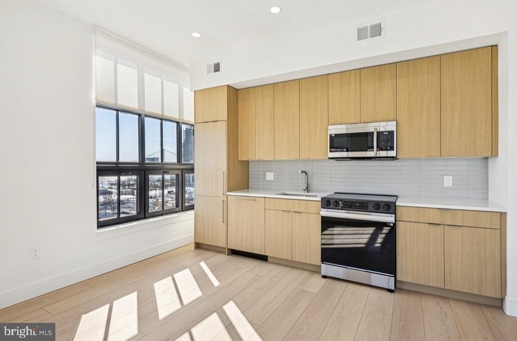 945 Frankford Ave - Photo 2