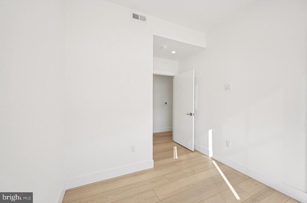 945 Frankford Ave - Photo 11