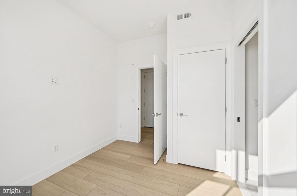 945 Frankford Ave - Photo 13