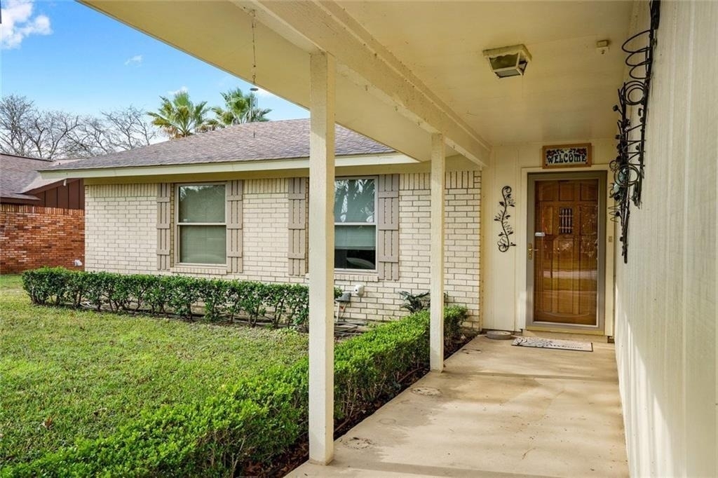 813 S Guadalupe St - Photo 2