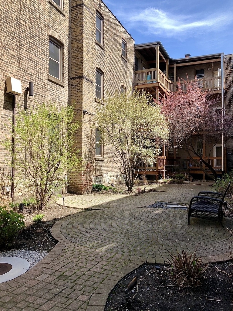 2539 W Iowa Street - Photo 18
