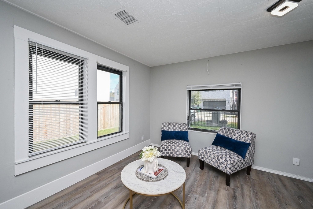 1507 Laird Street - Photo 2