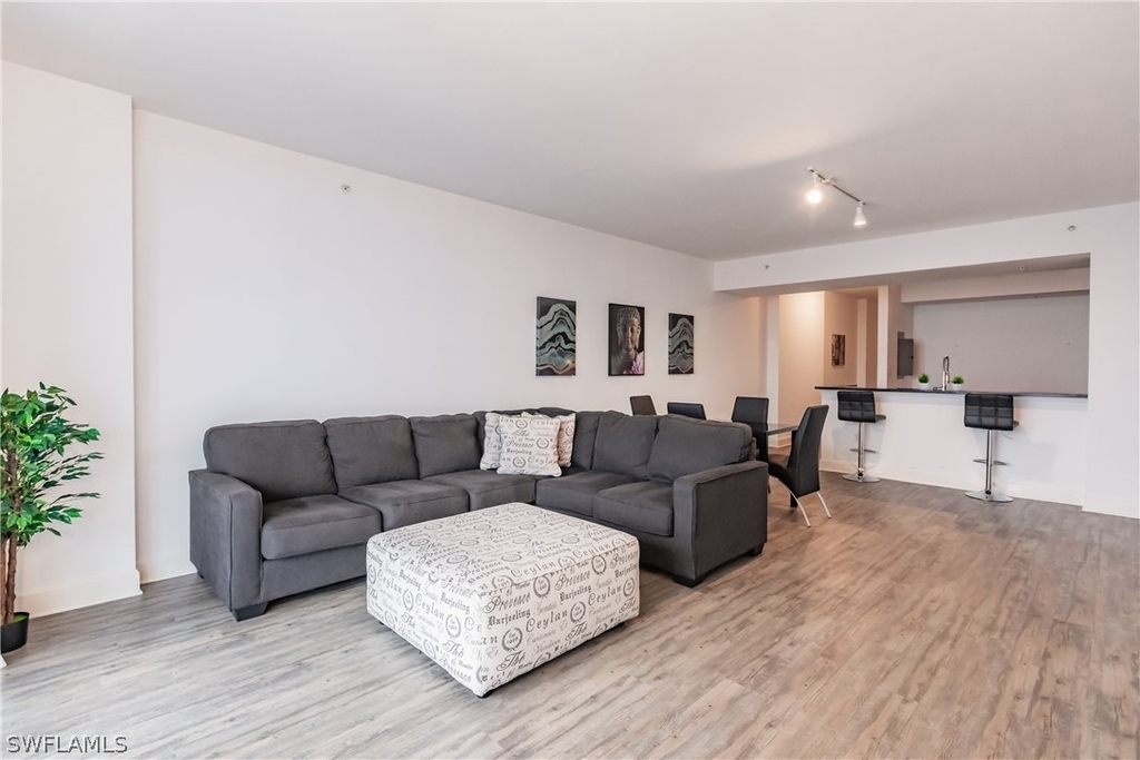 3000 Oasis Grand Boulevard - Photo 2