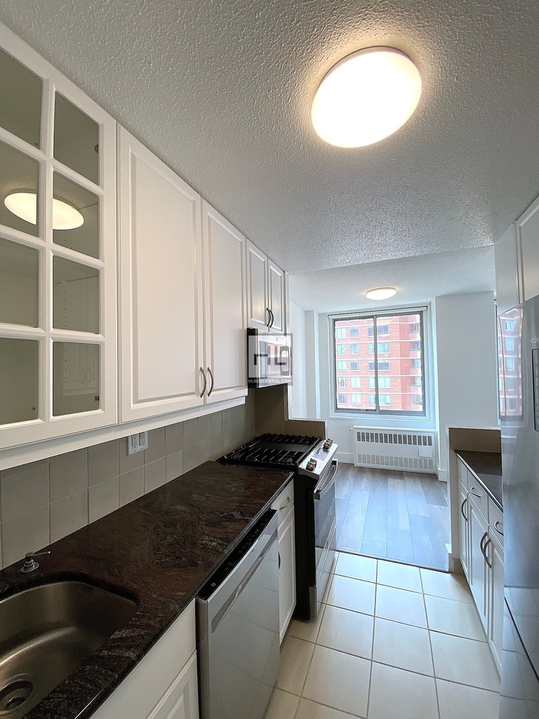 Second Avenue - Photo 1