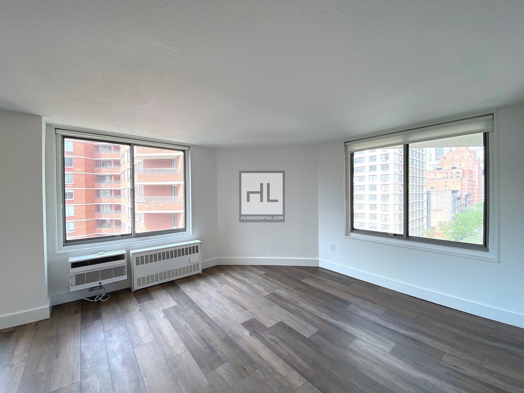 Second Avenue - Photo 2