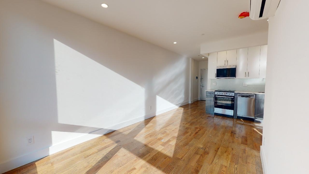 138-28 Queens Blvd - Photo 2