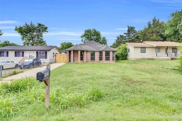 2520 Fatima Avenue - Photo 2