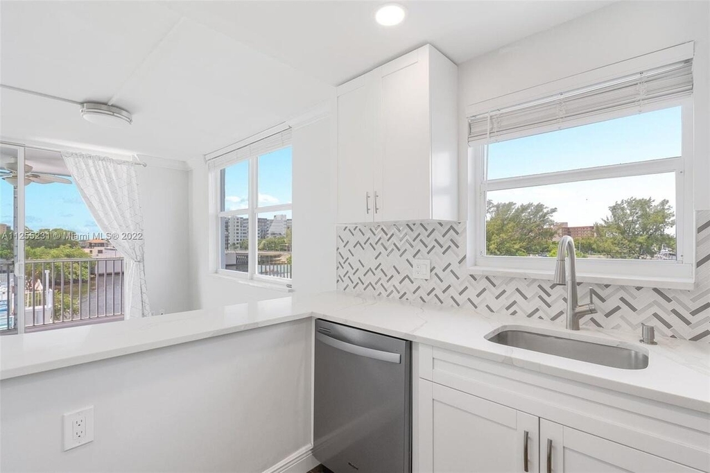 1505 N Riverside Drive - Photo 9