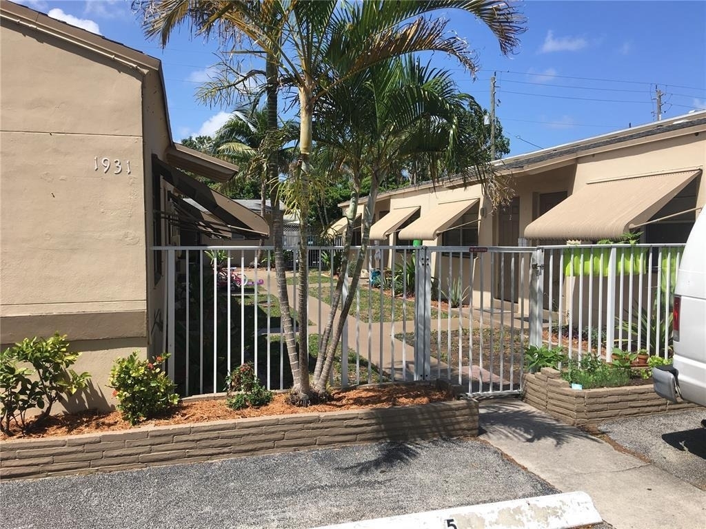 1927 Lincoln Street - Photo 1